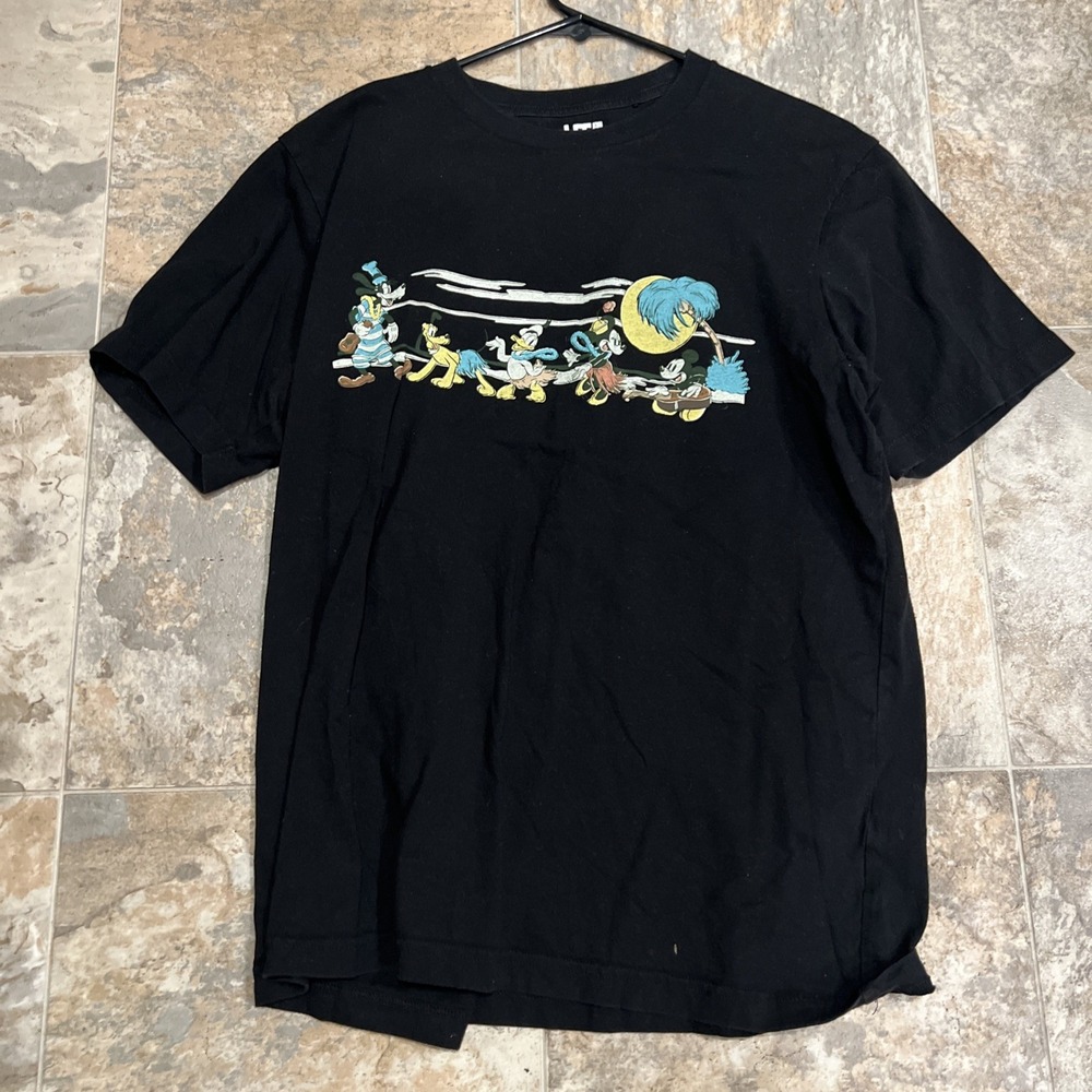 Disney Uniqlo Mickey Mouse Hawaii Characters  Black T-Shirt Sz Medium